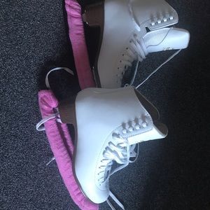 Ladies Jackson figure skates with soakers.